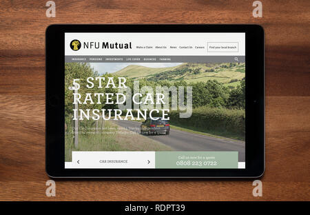 Le site web de la NFU Mutual est vu sur un iPad tablet, qui repose sur une table en bois (usage éditorial uniquement). Banque D'Images