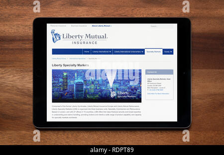 Le site internet de Liberty Mutual Insurance est vu sur un iPad tablet, qui repose sur une table en bois (usage éditorial uniquement). Banque D'Images