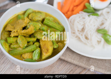 La nourriture thaïe de porc épicé et légumes Parkia speciosa curry dans le lait de coco et la farine de riz Thai noodles Banque D'Images