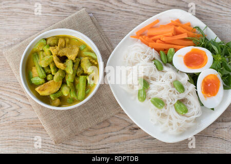 La nourriture thaïe de porc épicé et légumes Parkia speciosa curry dans le lait de coco et la farine de riz Thai noodles Banque D'Images