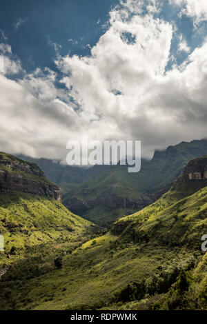 Ciffs et montagne sous un ciel dramatique sur la Thukela randonnée vers le bas de la Tugela Falls de l'Amphithéâtre dans le Parc National Royal Natal, D Banque D'Images