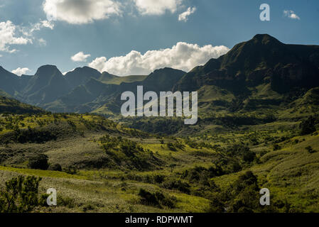 Sur la montagne sur la Thukela randonnée vers le bas de la Tugela Falls de l'Amphithéâtre dans le Parc National Royal Natal, Drakensberg, Afrique du Sud Banque D'Images