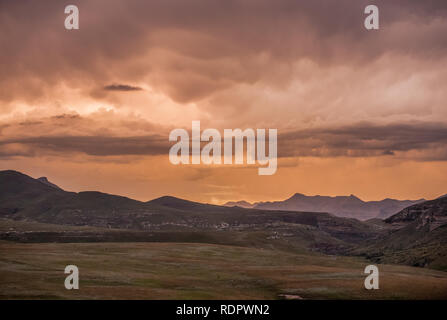 Les nuages de tempête illuminé en couleurs spectaculaires au coucher du soleil sur les montagnes du Drakensberg entourant l'Amphithéâtre, vu de Golden Gate Highlands Nationa Banque D'Images