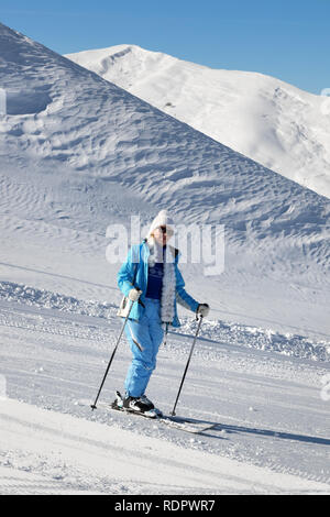 Skieur en descente sur une piste de ski de neige à nice soleil jour. Montagnes du Caucase en hiver, Shahdagh, Azerbaïdjan. Banque D'Images