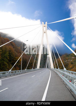 Beau paysage d'automne avec pont à haubans sur gorge profonde dans le Caucase Banque D'Images