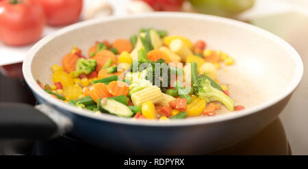 Poêlée de légumes frais dans une casserole. Concept d'une alimentation saine. Concept d'une alimentation saine Banque D'Images