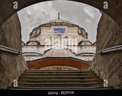 L'entrée voûtée avec un ancien escalier de pierre d'une mosquée à Istanbul Banque D'Images