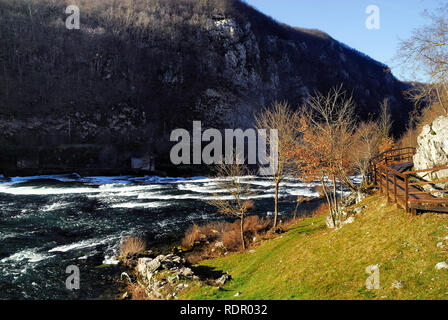 La Bosnie-et-Herzégovine. Una Parc National. Il a été créé en 2008 autour de la partie supérieure de la rivière Una et l'UNAC River. C'est de la Bosnie-Herzégovine la plus récemment établi Parc national. L'objectif principal du parc est de protéger la région préservée de l'Una et les rivières Unac qui le traversent. La rivière Una possède de nombreux canyons spectaculaires, des cascades et des rapides. Il est situé sur la frontière entre la Croatie et la Bosnie-et-Herzégovine. Banque D'Images