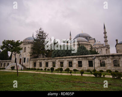 Mur avec plusieurs fenêtres autour de la Mosquée Süleymaniye à Istanbul Banque D'Images