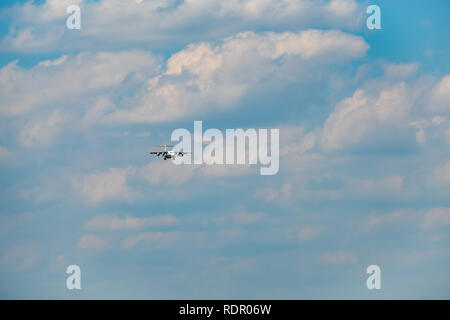 EasyJet Airline Company prépare l'avion pour l'atterrissage. Banque D'Images