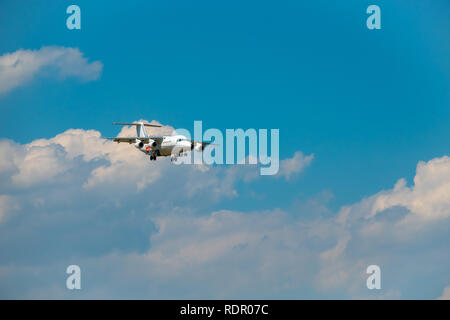 EasyJet Airline Company prépare l'avion pour l'atterrissage. Banque D'Images