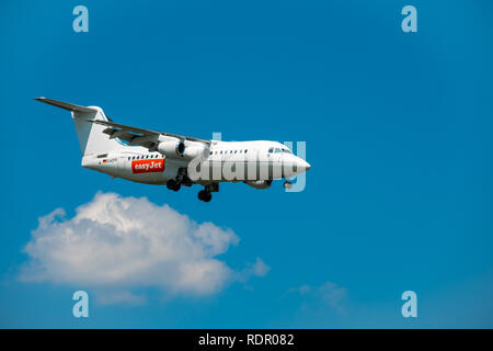 EasyJet Airline Company prépare l'avion pour l'atterrissage. Banque D'Images