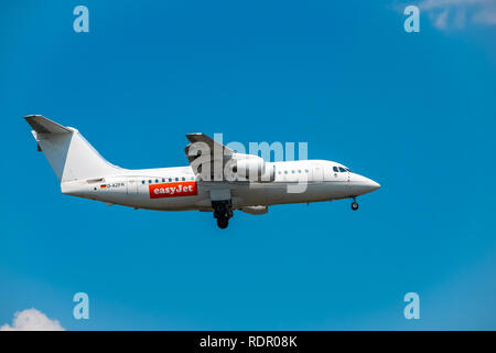 EasyJet Airline Company prépare l'avion pour l'atterrissage. Banque D'Images