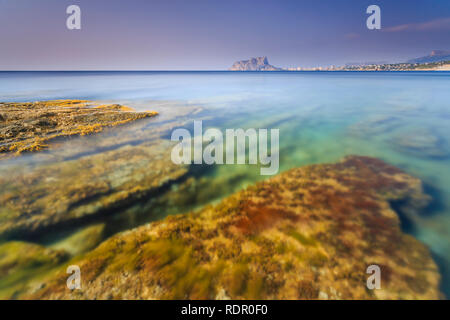 Lumière du matin au Cap Blanc à Moraira, avec vue Peñon de Ifach, Teulada Moraira, Alicante, Costa Blanca, Communauté Valencienne, Espagne, Europe. Banque D'Images