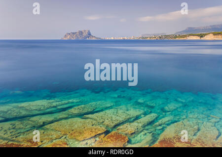 Lumière du matin au Cap Blanc à Moraira, avec vue Peñon de Ifach, Teulada Moraira, Alicante, Costa Blanca, Communauté Valencienne, Espagne, Europe. Banque D'Images