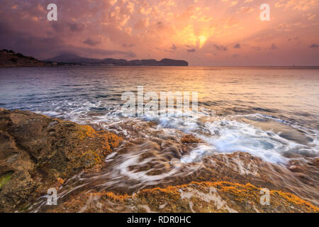 Lever du soleil au Cap Blanc à Moraira, avec cap d'ou la vue, Teulada Moraira, Alicante, Costa Blanca, Communauté Valencienne, Espagne, Europe. Banque D'Images