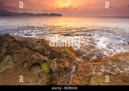 Lever du soleil au Cap Blanc à Moraira, avec cap d'ou la vue, Teulada Moraira, Alicante, Costa Blanca, Communauté Valencienne, Espagne, Europe. Banque D'Images