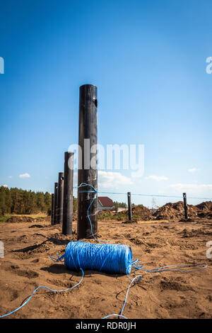 L'installation de pieux pour accueil site en construction. Banque D'Images