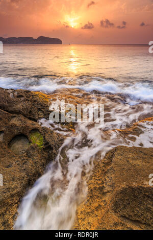 Lever du soleil au Cap Blanc à Moraira, avec cap d'ou la vue, Teulada Moraira, Alicante, Costa Blanca, Communauté Valencienne, Espagne, Europe. Banque D'Images