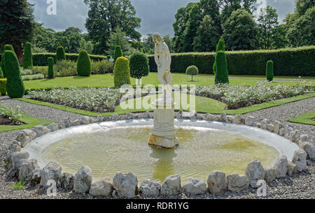 Statue au centre du dispositif de l'eau et de la fontaine à Drummond Castle Gardens près de Crieff, Perthshire, Écosse, Royaume-Uni Banque D'Images