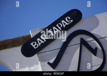 Bar à Tapas la signalisation à Playa Blanca, Lanzarote en Espagne Banque D'Images