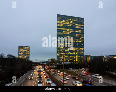 München, Munich : autoroute Mittlerer Ring (anneau central), l'embouteillage, les immeubles de bureaux mettent en évidence Towers (à droite) dans Oberbayern, Munich, Haute-Bavière, B Banque D'Images