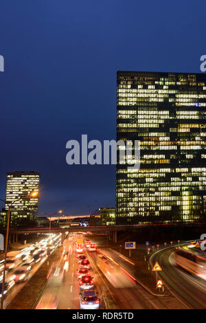 München, Munich : autoroute Mittlerer Ring (anneau central), l'embouteillage, les immeubles de bureaux mettent en évidence Towers (à droite) dans Oberbayern, Munich, Haute-Bavière, B Banque D'Images