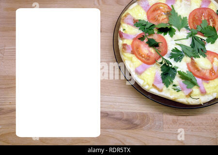 Fragment de plaque à pizza appétissants préparés avec des tomates, bacon et fromage blanc vide avec feuille pour le texte du menu sur fond de bois Vue de dessus Banque D'Images