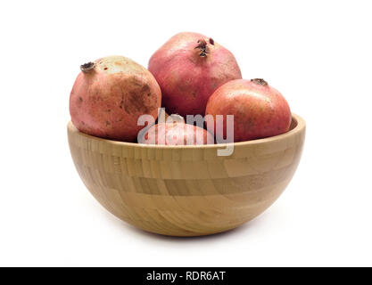 Big round brown bowl full ob venu ensemble de grenades, studio shot isolé sur fond blanc vue avant Banque D'Images