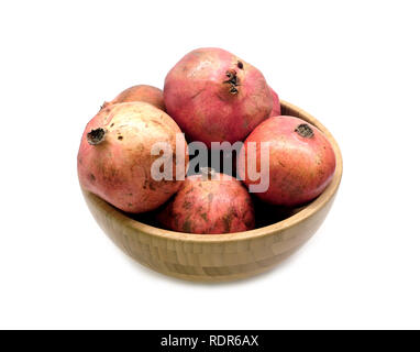 Big round brown bowl full ob venu ensemble de grenades, studio shot isolé sur fond blanc vue avant Banque D'Images