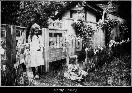 . Jardins et leur signification, par Dora Williams. Jardins de l'école. 156 JARDINS ET LEUR SIGNIFICATION plutôt la préoccupation de l'architecte de paysage formé de l'ambitieux jeune jeune, de sorte que l'on n'était pas raisonnable en effet dans ces quelques pages pour suggérer des changements. Permettez-nous, cependant, de jeter un oeil à l'arrière-cour. Cela peut rarement être appelé trop civilisés ou trop conventionnel. Au contraire, il reste dans la sauvagerie. Ses dieux sont apparemment la bassine et le battement corde à linge. Les services de. Un peu de retour une YAftD sont certainement nécessaires. missionnaire Si peu sont les possibilités d'un possible retour yar Banque D'Images