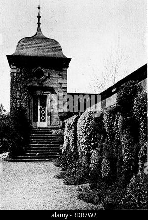 . Jardins pour les petites maisons de campagne . Jardins, l'anglais. 2l8-jardin attenant. maisons sont construites en pierre balustrade de pierre de Bath, et le toit est recouvert d'ardoises de la pierre qui sont le couronnement de Westwood manor maisons. Dans la Fig. 317 est illustré d'une terrasse de toit pavillon avec un contour en accolade qui est typiquement écossais. Il des groupes à côtoyer une maison de caractère du xviiie siècle austère qui a été conçu par William Adam, père des célèbres frères qui- a laissé une marque indélébile sur nos bâtiments. Bien que le présent chapitre traite principalement des maisons avec jardin-const solide Banque D'Images