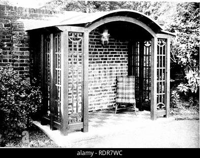 . Jardins pour les petites maisons de campagne . Jardins, l'anglais. Jardin-maisons. 217 par un mur de jardin. L'exemple à St Gere (Fig. 311), conçu par M. Godfrey Pinkerton, donne un indice quant à la façon dont un tel reste Httle- ing-lieu peut être artificiel. Un mur nain avec deux colonnes, mur latéral et la demande refoulée- toit de maison constituent un endroit attrayant. L'avant bas mur a un avantage sur les colonnes en marche au sol- niveau ; ou il aide à tempérer le froid des airs de printemps et d'automne à l'occupant. Un architecte est partie intégrante de. FIG. 315.-un simple abri de jardin. a sa plus grande de la conception d'un. Veuillez noter que Banque D'Images