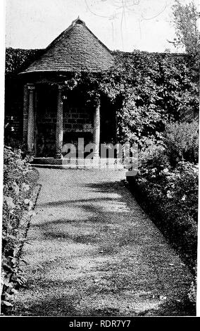 . Jardins pour les petites maisons de campagne . Jardins, l'anglais. Jardin-maisons. 21 â ] de style architectural précis, tels que le géorgien, et ne réussit à créer l'iri l'idée que son constructeur est de jouer à la rusticité. Toutefois, lorsqu'une maison d'été est placé dans un coin reculé d'un jardin et n'a aucune relation définie à la maison principale, une certaine latitude est permise. Rien ne pourrait être plus attrayant que le Devonshire exemple illustré dans la Fig. 305, où une maison d'été de chaume-abris sur le coin d'un jardin clos. Dans ce cas, les murs sont construits de " s/n," c.-à-d., de terre ramme Banque D'Images