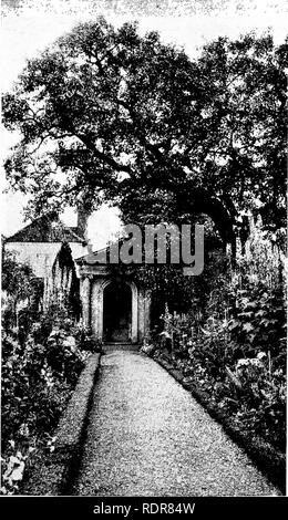 . Jardins pour les petites maisons de campagne . Jardins, l'anglais. Jardin-maisons. 209 a été construit sur une colline, un coin de jardin, comme celui de la Fig. 299, conçu par M. Walter Grotte, semble favorable à la terrasse, tout en ^il sert de point de vue très agréable d'où le pays pourra être vit. La qualité d'être destinées à dans tous les jardin architecture est la cohérence de la relation des parties. Un pavillon ne devrait pas rester seul, mais être liée au reste du système par conception ordonnée. Où la maison est certainement de forme classique, il est permis que les maisons d'été prend sur l'a Banque D'Images