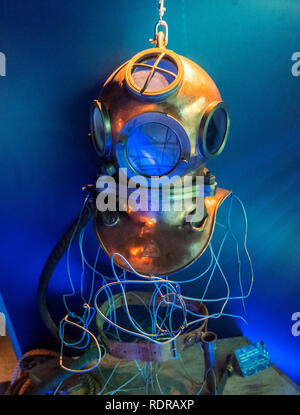 Cherbourg, France - 26 août 2018 : casque de plongée de cuivre dans le musée de la mer La Cité de la mer ou de la ville de la Mer à Cherbourg, Normandie, France Banque D'Images