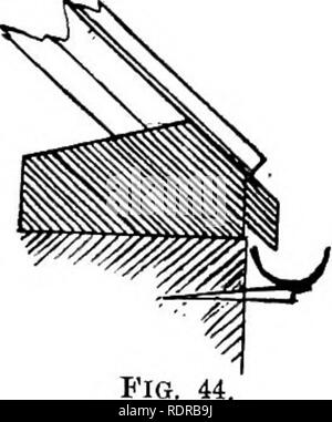 . La construction de serres et de chauffage : contenant la description complète des différents types de serres, cuisinière, obligeant les maisons maisons, de puits et de cadres, avec les instructions de leur construction, et aussi une description des différents types de chaudières, tuyauteries, appareils de chauffage et en général, avec des instructions pour la fixation de la même. Les serres. 58 GBEENHOUSE CONSTEUCTION ET CHAUFFAGE. de chaque carré de verre peut, bien entendu, être projetée au-delà de la plaque à une distance suffisante pour permettre la chute de la goutte à la gouttière ; mais lorsque cela est fait le verre semble être particulièrement susceptible à la rupture, et à moins d'EAC Banque D'Images