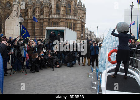 15 Jan 2019 - London, UK - Theresa 'peut' pour un iceburg lors de manifestations au cours de l'Importante Vote sur Theresa Mays portent sur la sortie de l'UE. Protester Banque D'Images