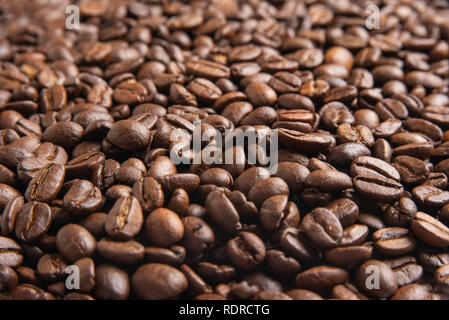 Une vue rapprochée d'un épandage homogène de café arabica torréfié foncé. Banque D'Images