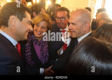 18 janvier 2019 - 18 janvier (Séville, Andalousie) Le Malaga-né Juanma Moreno (PP) a prêté serment ce vendredi que le président de la Junta de AndalucÃ-a - après avoir été investi le mercredi dans le parlement régional avec les voix du parti populaire, les citoyens et Vox.a prêté serment lors d'un événement institutionnel au Parlement dans lequel il a été enveloppé par le président de la PP, Pablo Casado, l'ex-président du gouvernement et les PP Mariano Rajoy, l'ancien vice-président du gouvernement Soraya SÃ enz¡SantamarÃ de-a et le président de la Xunta de Galicia, Alberto NÃºÃ±ez FeijÃ³o, Amon Banque D'Images