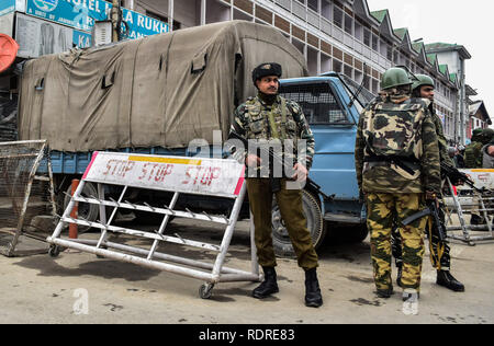 Srinagar, au Cachemire. 18 janvier 2019. Les forces indiennes se tenir alerte après des militants présumés ont lancé une grenade à Srinagar, au Cachemire, le 18 janvier 2019. Bien que le verre de shop windows a été dispersés et certains véhicules ont été endommagés, selon la police il n'y a pas eu de blessés. Une opération de recherche a été lancé après l'attaque pour essayer de capturer les responsables. 18 janvier, 2019. L'attaque a eu lieu peu de temps avant la Journée de la République de l'Inde qui se célèbre chaque année depuis l'indépendance le 26 janvier : Crédit Muzamil Mattoo/IMAGESLIVE/ZUMA/Alamy Fil Live News Banque D'Images