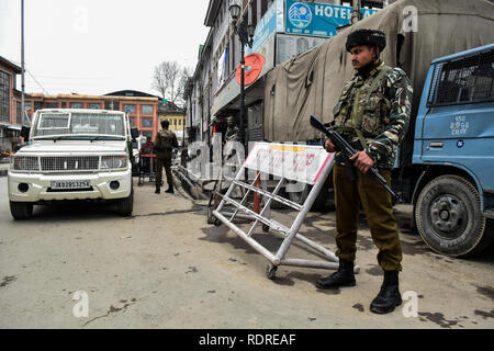 Srinagar, au Cachemire. 18 janvier 2019. Les forces indiennes se tenir alerte après des militants présumés ont lancé une grenade à Srinagar, au Cachemire, le 18 janvier 2019. Bien que le verre de shop windows a été dispersés et certains véhicules ont été endommagés, selon la police il n'y a pas eu de blessés. Une opération de recherche a été lancé après l'attaque pour essayer de capturer les responsables. 18 janvier, 2019. L'attaque a eu lieu peu de temps avant la Journée de la République de l'Inde qui se célèbre chaque année depuis l'indépendance le 26 janvier : Crédit Muzamil Mattoo/IMAGESLIVE/ZUMA/Alamy Fil Live News Banque D'Images