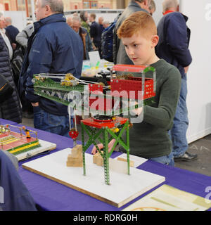 Alexandra Palace, Londres, Royaume-Uni. 18 janvier 2019. Un garçon jouant avec une grue de Meccano à la London l'ingénierie des modèles Exposition, Alexandra Palace, Londres. L'exposition de Londres l'ingénierie des modèles est maintenant dans sa 23e année, et attire environ 14 000 visiteurs. Crédit : Michael Preston/Alamy Live News Banque D'Images