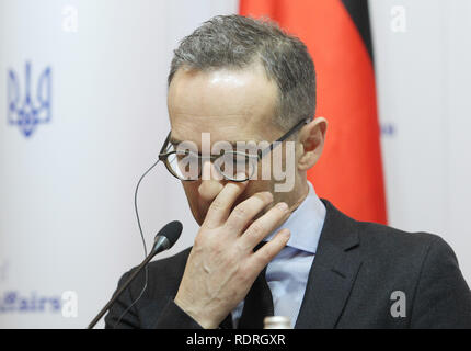 Le ministre des Affaires étrangères allemand Heiko Maas vu réagir lors d'une conférence de presse avec le Ministre des affaires étrangères ukrainien Pavlo Klimkin (pas vu) à Kiev. Heiko Maas est arrivé à Kiev le 18 janvier pour sa visite de travail à rencontrer des haut fonctionnaires ukrainiens, et de discuter du conflit dans l'Est de l'Ukraine, les marins de la marine ukrainienne capturés et d'autres prisonniers politiques ukrainiens emprisonnés en Russie, et les questions de commerce et d'économie et d'investissement de la coopération entre les pays. Banque D'Images