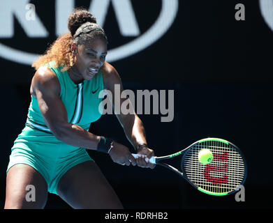 Melbourne Park, Melbourne, Australie. 19 Jan, 2019. Open de tennis d'Australie, jour 6 ; Serena William de USA renvoie la balle contre Dayana Yastremska de Ukraine Credit : Action Plus Sport/Alamy Live News Banque D'Images