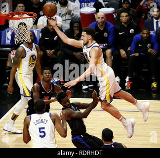 Los Angeles, Californie, USA. 17 Jan, 2019. Golden State Warriors' Klay Thompson (11) va au panier au cours d'un match de basket NBA entre les Los Angeles Clippers et les Golden State Warriors Vendredi, 19 janvier 2019, à Los Angeles. Ringo : crédit Chiu/ZUMA/Alamy Fil Live News Banque D'Images
