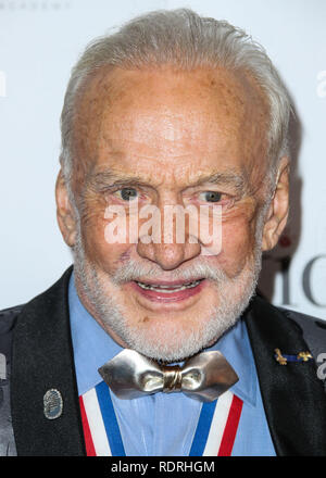 Los Angeles, États-Unis. 18 janvier, 2019. BEVERLY HILLS, LOS ANGELES, CA, USA - Le 18 janvier : Astronaute Buzz Aldrin arrive à la 16e Conférence annuelle de Living Legends of Aviation Awards qui a eu lieu au Beverly Hilton Hotel, le 18 janvier 2019 à Beverly Hills, Los Angeles, Californie, États-Unis. (Photo par Xavier Collin/Image Crédit : Agence de Presse) L'agence de presse Image/Alamy Live News Banque D'Images