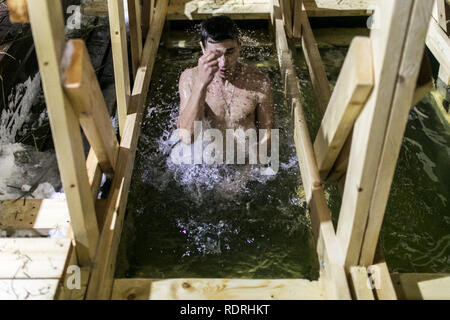 Moscou, Russie. 19 Jan, 2019. La Russie - MOSCOU - Epiphanie orthodoxe un homme se plonge dans l'eau glacée pendant l'Epiphanie orthodoxe célébration à Moscou, Russie, le 19 janvier 2019. Adeptes de l'Église orthodoxe russe a plongé dans les rivières et étangs glacés dans tout le pays pour marquer l'Épiphanie, le nettoyage eux-mêmes avec de l'eau considérée comme sainte pour la journée. Credit : Bai Xueqi/Xinhua/Alamy Live News Banque D'Images