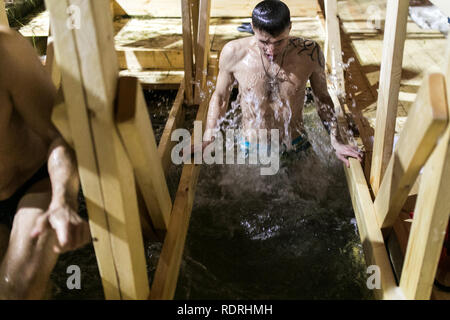Moscou, Russie. 19 Jan, 2019. La Russie - MOSCOU - Epiphanie orthodoxe un homme se plonge dans l'eau glacée pendant l'Epiphanie orthodoxe célébration à Moscou, Russie, le 19 janvier 2019. Adeptes de l'Église orthodoxe russe a plongé dans les rivières et étangs glacés dans tout le pays pour marquer l'Épiphanie, le nettoyage eux-mêmes avec de l'eau considérée comme sainte pour la journée. Credit : Bai Xueqi/Xinhua/Alamy Live News Banque D'Images