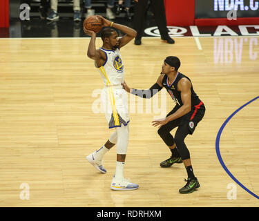 Los Angeles, CA, USA. 18 janvier, 2019. Golden State Warriors # 35 Kevin Durant l'avant gardé par LA Clippers avant Tobias Harris # 34 au cours de la Golden State Warriors vs Los Angeles Clippers au Staples Center le 18 janvier 2019. (Photo par Jevone Moore) Credit : csm/Alamy Live News Banque D'Images